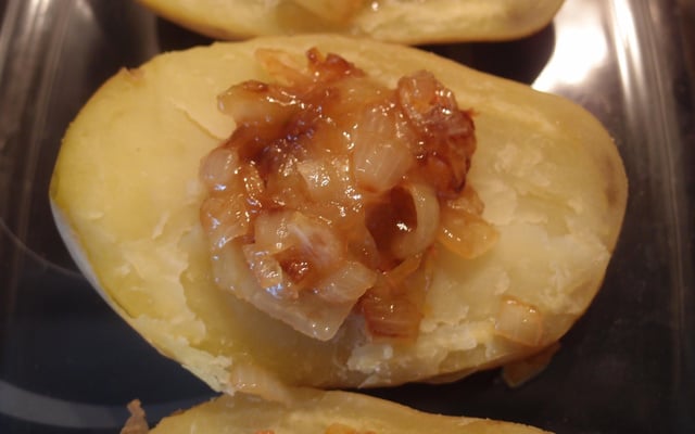 Avocat de pommes de terre carnivores au confit d'oignons
