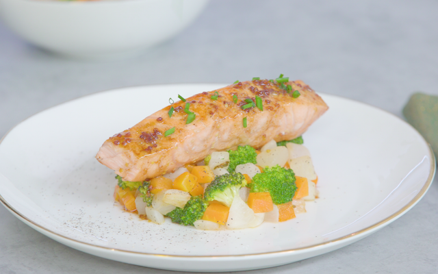 Pavé de saumon, sirop d’érable et petits légumes croquants