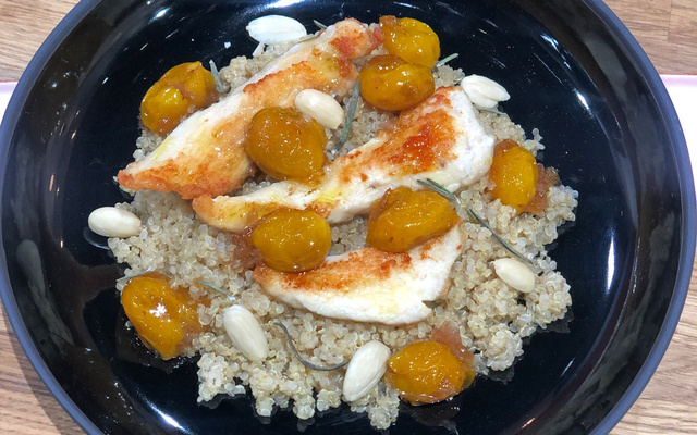 Aiguillettes de poulet aux mirabelles rôties amandes et romarin