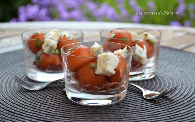 Verrines de melon mariné au Porto et au basilic, gorgonzola et pancetta grillée