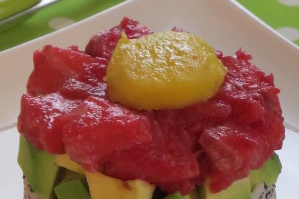 Tartare saumon-betterave, avocat-citron et riz-pavot et mangue