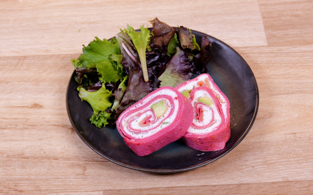 Crêpes roulées à la betterave, chèvre frais et saumon