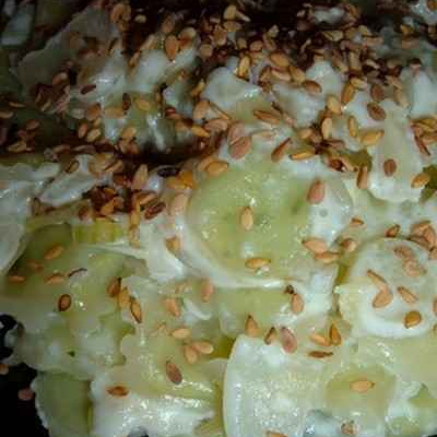 Ravioles au chèvre frais, oignons et sésame doré