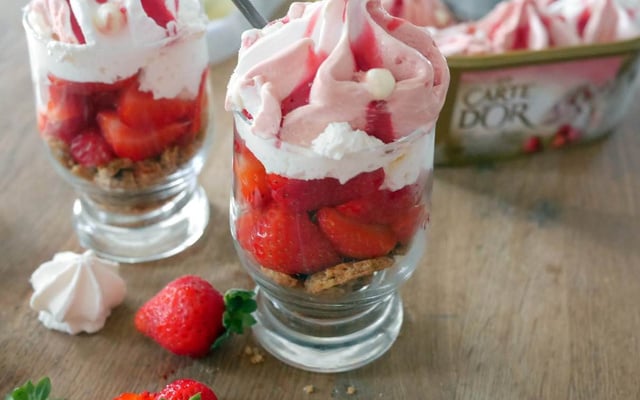 Trifles spéculoos chantilly et rosette de glace Carte d'Or® façon glacier fraise et morceaux de meringue