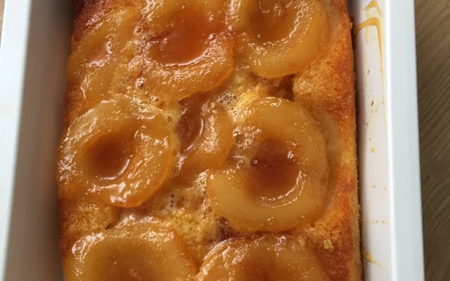 Gâteau de poires au sirop avec nappage au caramel