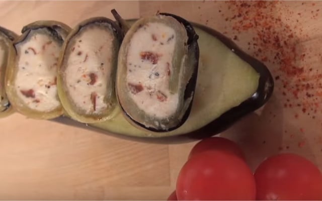 Rouleaux d'aubergine, tomates confites et chèvre frais au miel