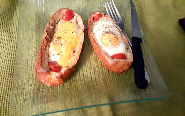 Œuf cocotte cuit dans un pain