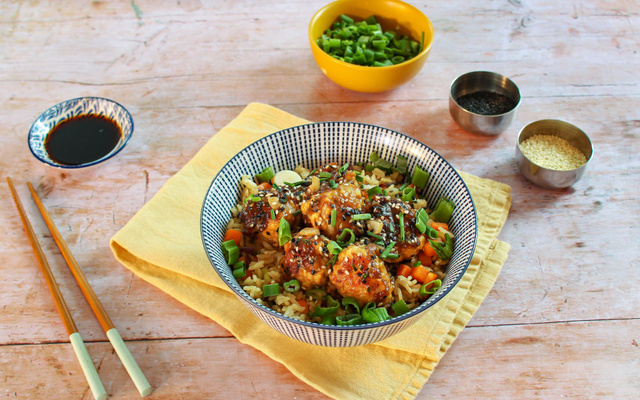 Boulettes de poulet yakitori et riz à l’asiatique