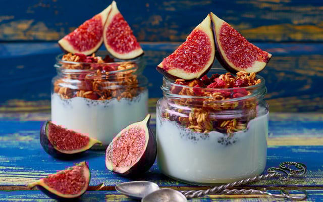 Breakfast bowl au lait d'amandes, graines de chia, granola maison et figues