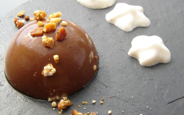 Dôme au cacao cru, noisettes des bois et ses fleurs de chantilly orange