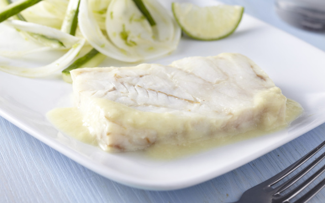 Colin au beurre blanc, fenouil et concombre croquants au citron vert, vinaigrette à la vodka