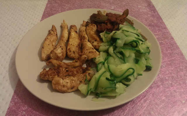 Poulet épicé et ses tagliatelles de courgettes sauce légumes