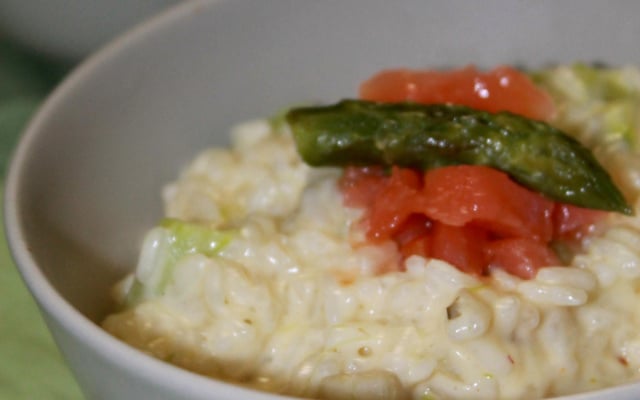 Risotto aux asperges vertes, saumon fumé et parmesan