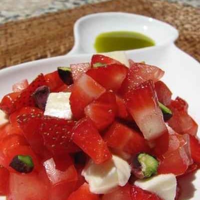 Tartare de fraises, tomates et mozzarella à l'huile de pistache