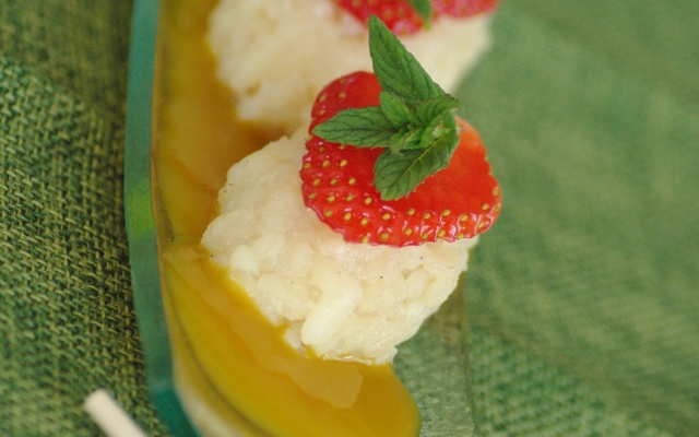 Sushis à la fraise et au coulis de mangue