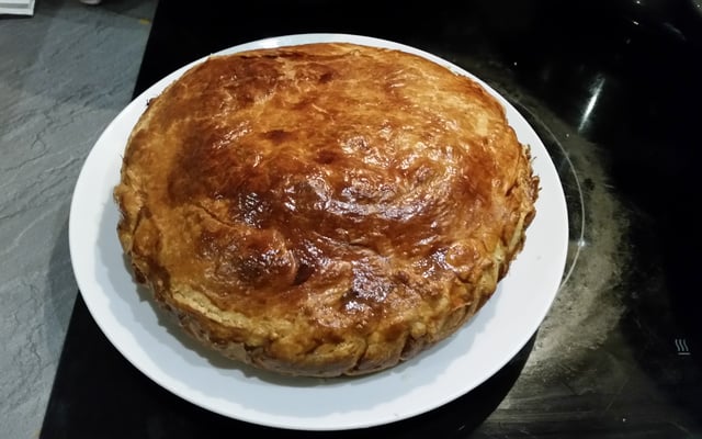 Feuilleté au camembert, pommes de terre, lardons et oignons confits au balsamique