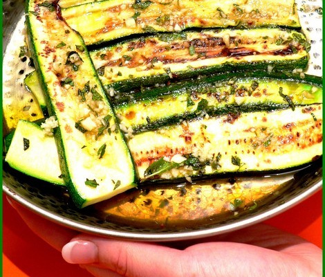 Courgettes grillées marinées comme un antipasti