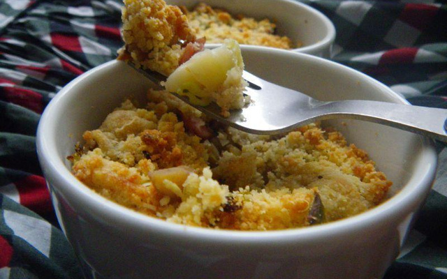 Crumble de chou de Bruxelles au bacon et châtaignes