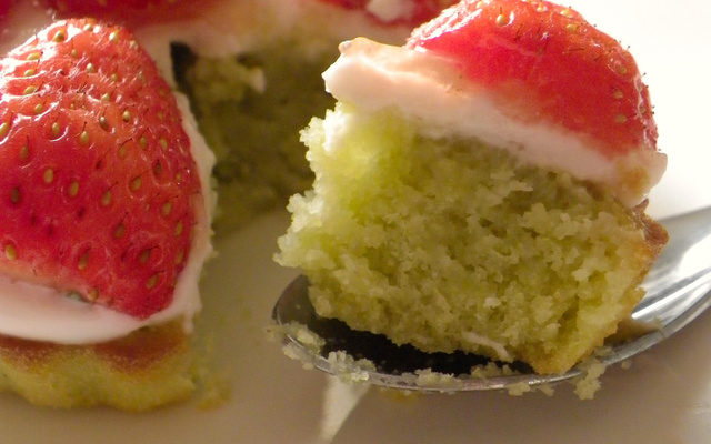 Tartelettes financières au thé matcha et fraises sur crémeux de fromage blanc