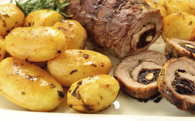 Poitrine d'agneau roulée et farcie aux pruneaux