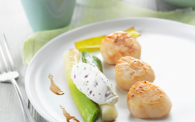 Saint-Jacques caramélisées, poireaux vinaigrette et tartare oignon rouge & coriandre