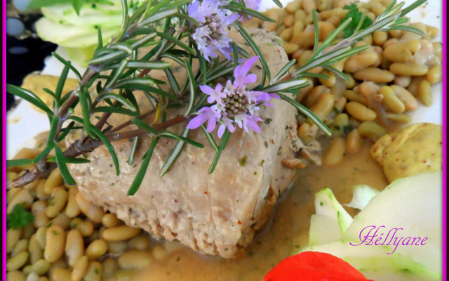 Rôti de porc à la sauce moutarde, flageolets persillade et courgettes