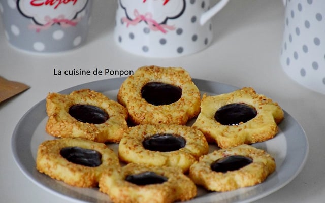 Sablé aux graines de sésame garni de gelée de mûres sauvages