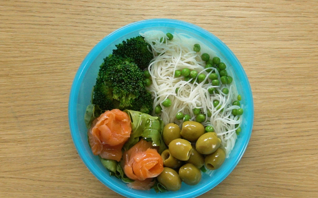 Vermicelles de riz aux petits pois, saumon, brocolis et olives