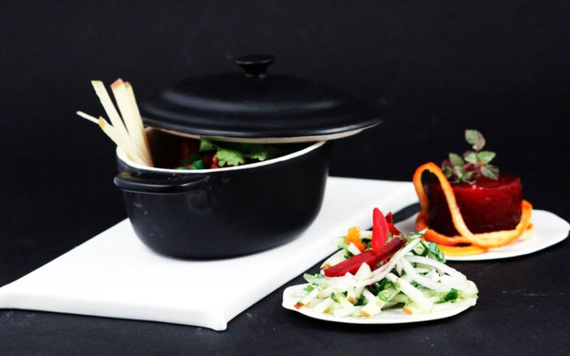 Mijotée de dinde au cacao épicé et à la clémentine  Salade de poire de terre -  betterave confite