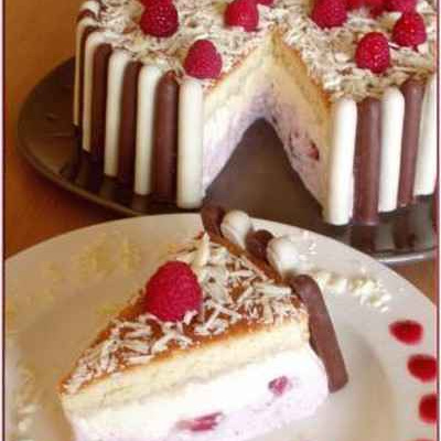 Charlotte au chocolat blanc et aux fraises