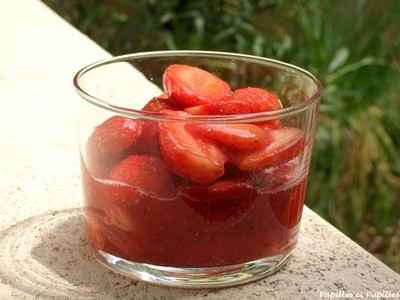 Verrine de fraises et framboises au jus de fraises et feuilles de menthe
