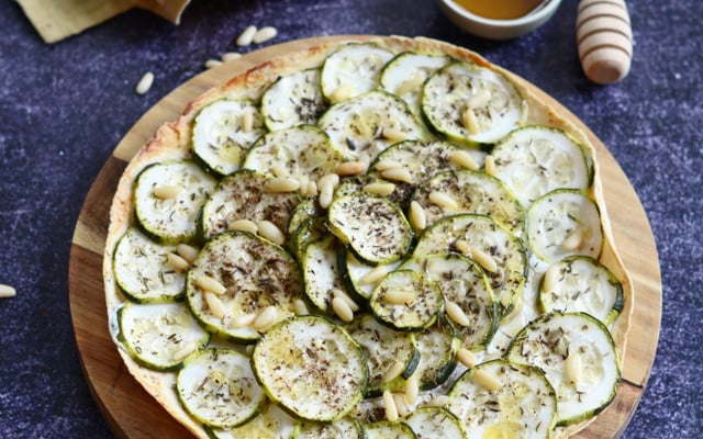 Pizza wrap aux courgettes, chèvre et miel