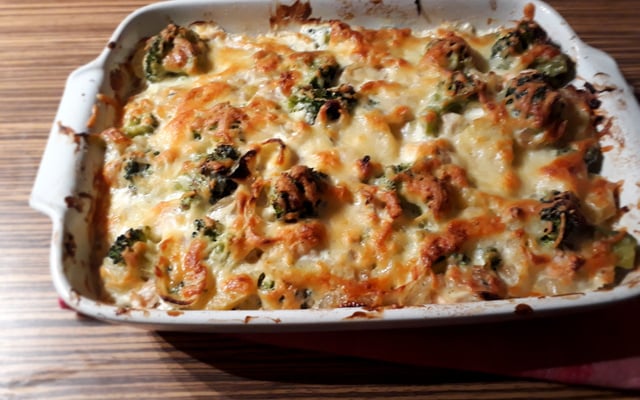 Gratin de saumon aux brocolis sauce fromagère aux fines herbes