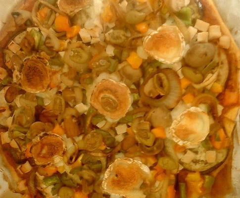 Pizza aux légumes et au fromage de chèvre