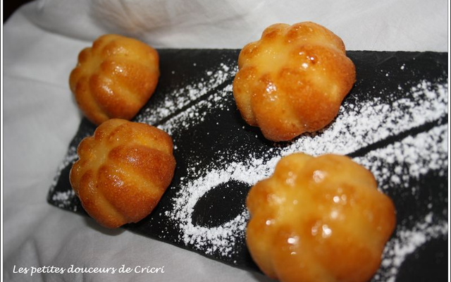 Petits gâteaux moelleux glacés au citron