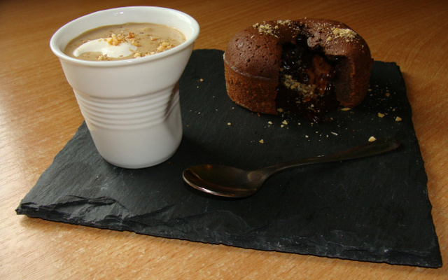 Coulant chocolat au cœur praliné, et sa crème anglaise façon cappuccino