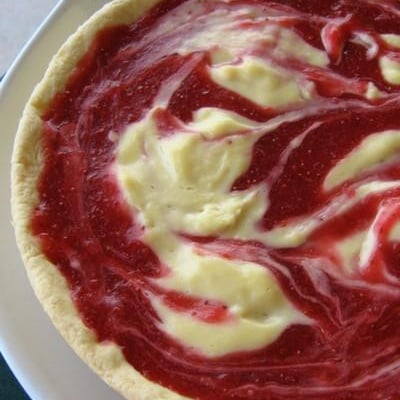 Tarte crème de fraise et amande marbrée