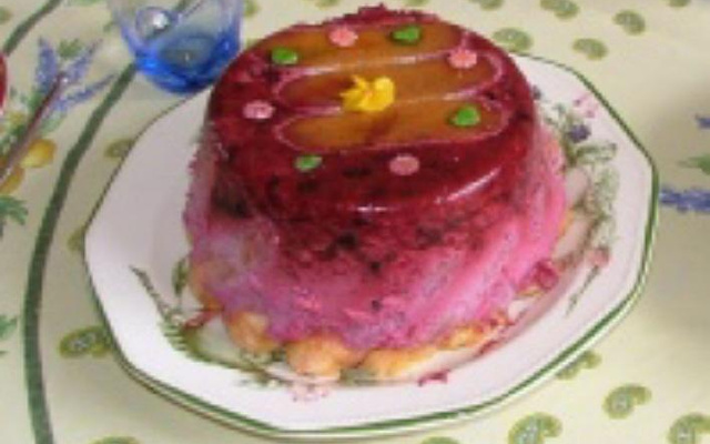 Charlotte mousse de chocolat blanc, lait de coco et fruits rouges