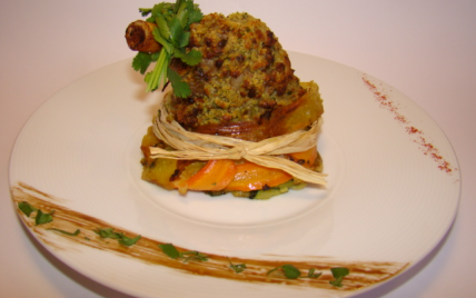 Souris d'agneau en croûte de pistaches vertes, sur un nid croustillant de légumes épicés et parfumés à la coriandre