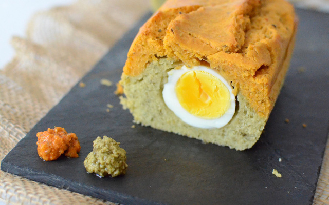 Cake marbré aux 2 pestos et œuf dur