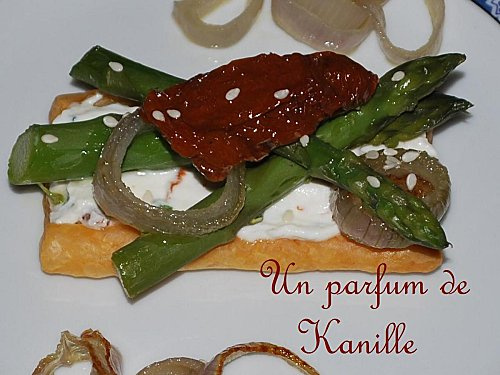 Tartelettes au chèvre frais, aux asperges vertes et tomates confites