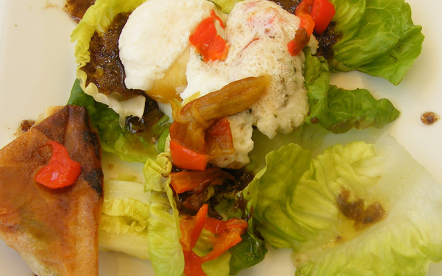 Œuf poché au poivron et salade fraîcheur