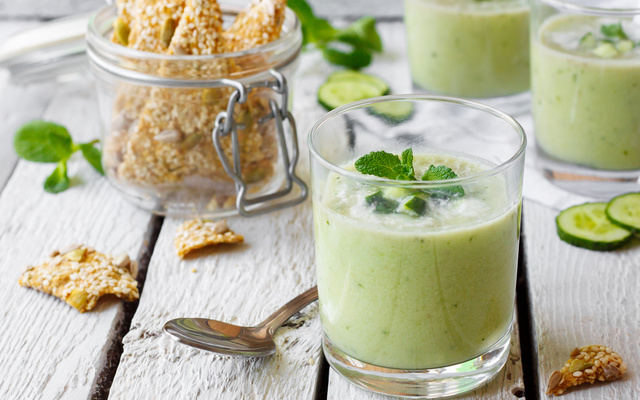 Gaspacho de concombre aux herbes fraîches