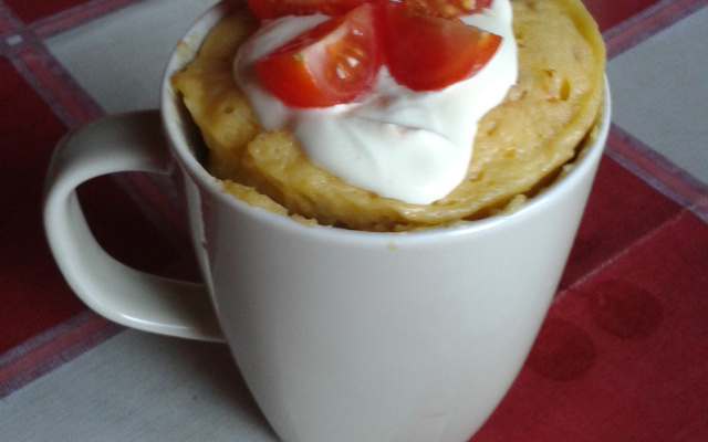 Mug cake aux lardons et tomate cerise