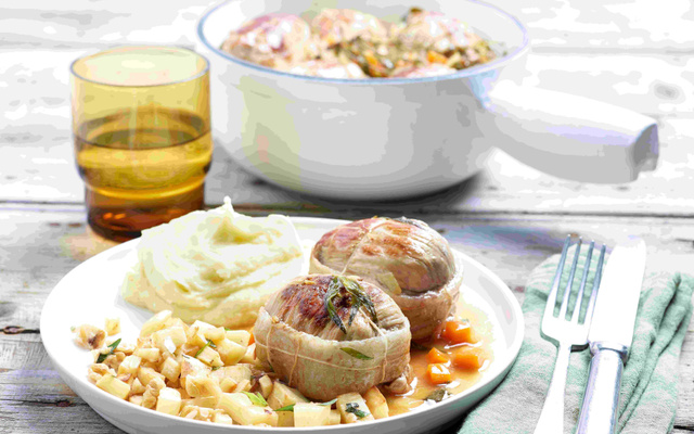 Paupiettes de veau braisées, purée de panais et estragon, cerneaux de noix