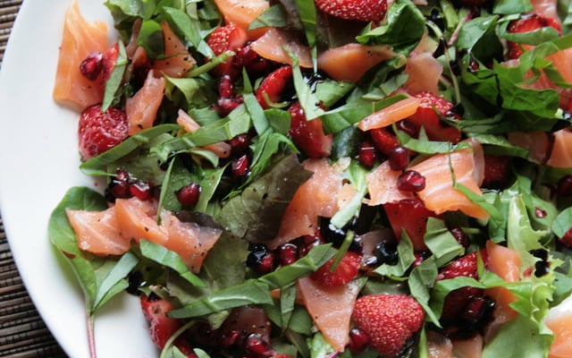 Salade étonnante au saumon, fraises, grenade et basilic
