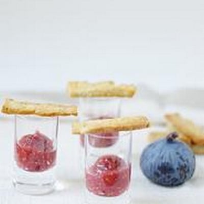 Cigarettes au roquefort, compote de figues et échalote