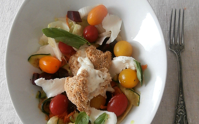 Salade mozza chaude, carottes, betteraves, courgettes