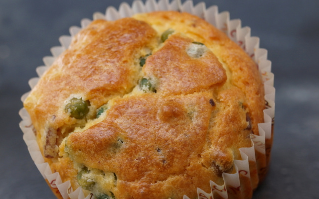 Mini cakes échalotes / petits pois / lardons