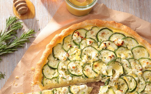 Tarte de courgettes aux herbes de Provence et chèvre à la Moutarde douce au miel